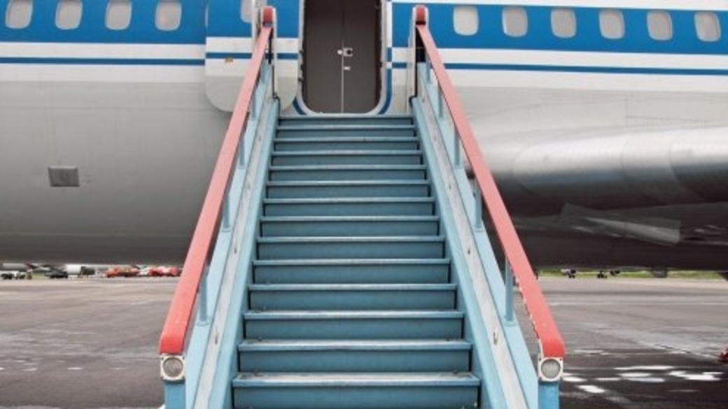 Сошел трапу. Ту 154 трап. Лестница самолета. Трап лестница на самолёте. Трап в аэропорту.