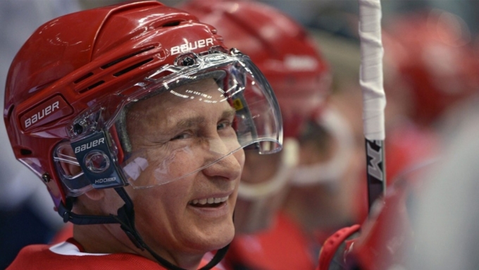 Путин подчеркнул, что хоть и увлекается хоккеем, но сам себя хоккеистом не считает / Фото: ok.ru