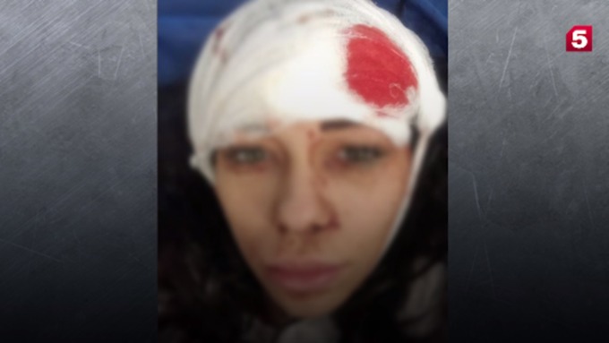 Активная мамочка ударила потерпевшую в лоб ножом / Фото: кадр из видео