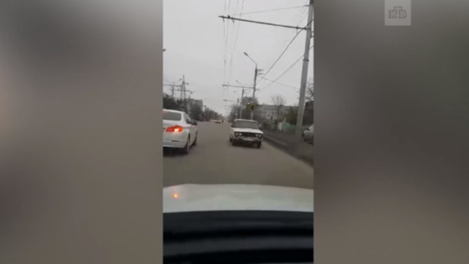 Ранее появилось видео, на котором по дороге едет задом наперед автомобиль ВАЗ / Фото: кадр из видео