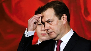 Медведев отметил, что контролировать ситуацию из московских кабинетов невозможно / Фото: woman.ru