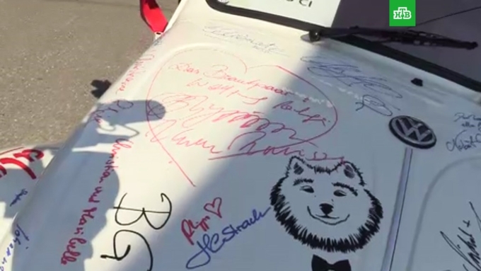 Автограф Путин оставил на свадебной машине главы МИД Австрии Карин Кнайсль / Фото: ntv.ru