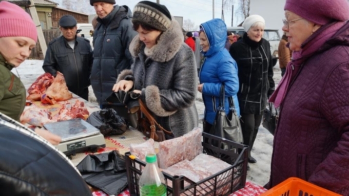 Первые в этом сезоне социальные продовольственные ярмарки начали работу в Барнауле / Фото: abannet.ru