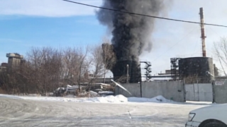 Пожар на территории Бийского спиртзавода случился сегодня, 16 февраля / Фото: Виктор Вельможко / vk.com/incident_22