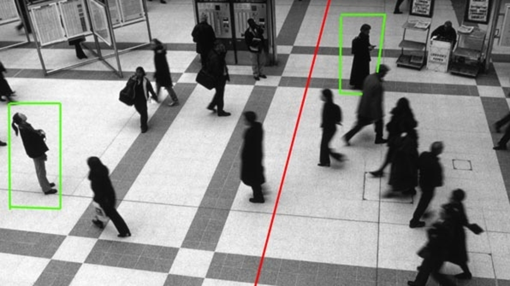 Игра камера следит. Видеоаналитика распознавание лиц. Камеры видеонаблюдения в аэропорту. Человек на камере видеонаблюдения. Слежка за человеком на улице.