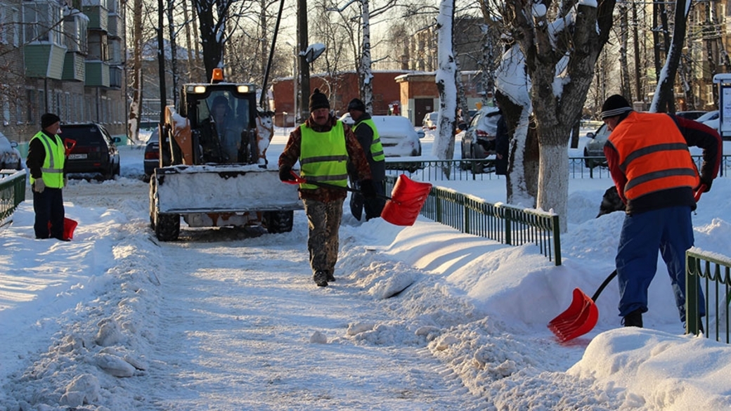 Очистка улиц от снега. Очистка тротуаров от снега. Техника для уборки тротуаров от снега. Снег на тротуаре. Убирает снег.