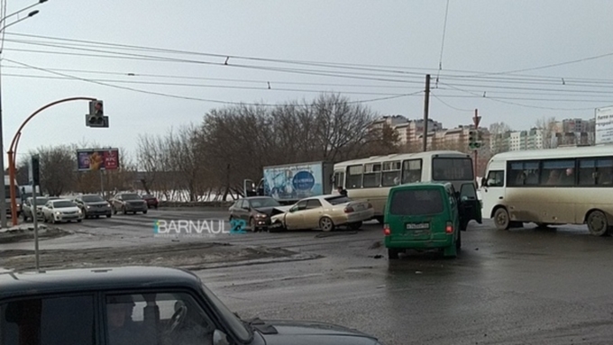 В результате инцидента было временно блокировано движение трамваев / Фото: vk.com/barneos22
