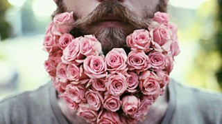 Цветы – не самый лучший подарок для мужчины / Фото: fishki.net