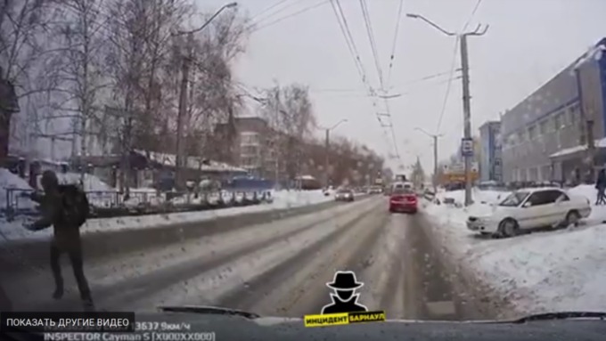 В момент аварии пешеход переходил дорогу по зебре / Видео: vk.com/incident22