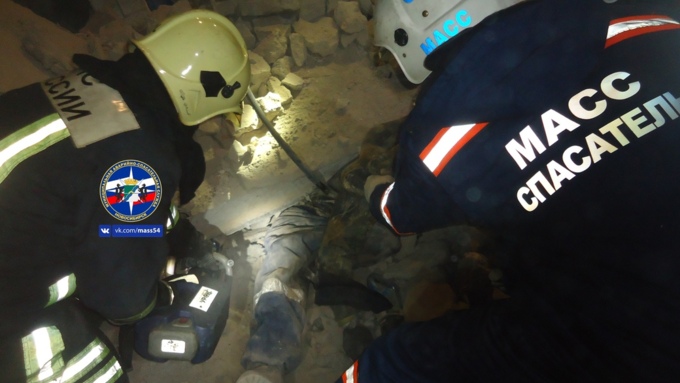 С помощью гидравлического аварийно-спасательного оборудования тело погибшего рабочего извлекли из-под завала /Фото:vk.com/mass54