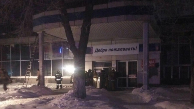 В общей сложности по лестничным клеткам вывели 61 человека, в том числе 11 детей / Фото: ГУ МЧС России по Челябинской области
