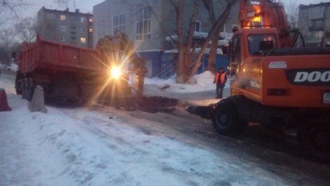 Продолжаются земляные работы на месте коммунальной аварии на улице Чеглецова / Фото: администрация Барнаула