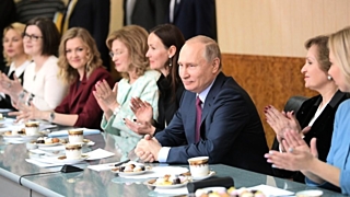 Также Путин, пользуясь случаем, поздравил женщин с приближающимся праздником / Фото: vl-news.ru