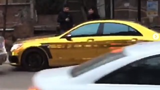 Автомобиль пытался уехать от полицейских по тротуару / Фото: кадр из видео