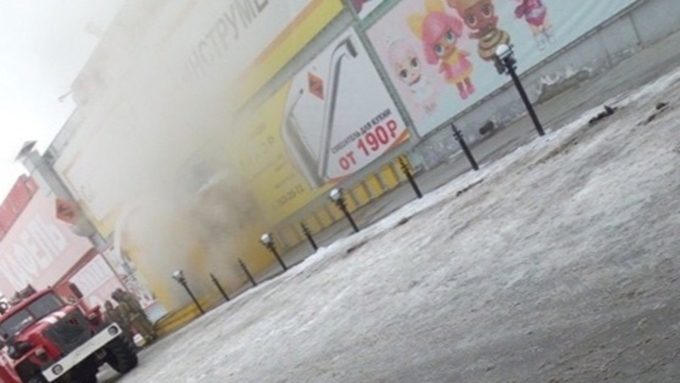 Загорелось складское помещение на улице Толмачевская, пристроенное к одноименному торговому центру / Фото: vk.com/novosibmi