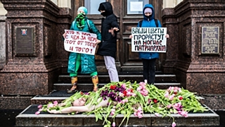 Рядом с мужчиной пикетировали феминистки с плакатами / Фото: vk.com/rebra_evi