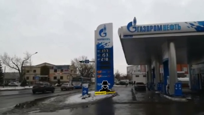 Цена на бензин АИ-92 в пересчете на рубли – 26 рублей 60 копеек / Фото: кадр из видео