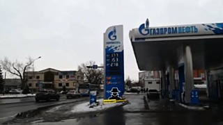 Цена на бензин АИ-92 в пересчете на рубли – 26 рублей 60 копеек / Фото: кадр из видео