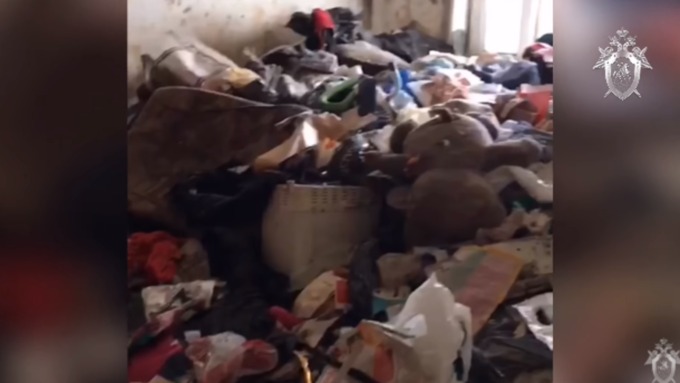 В этой куче мусора жила девочка-"маугли" / Фото: кадр из видео