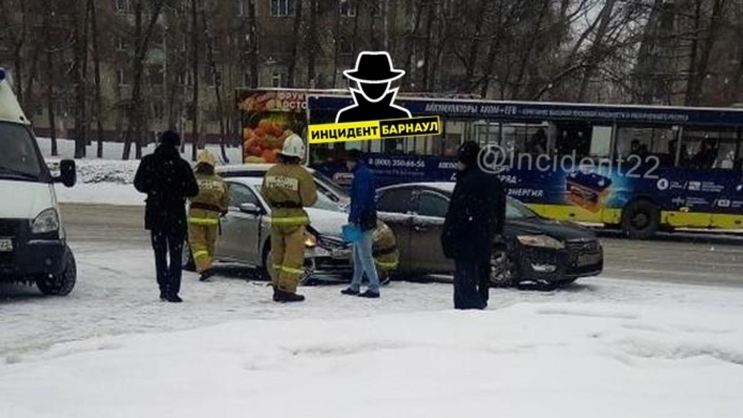 Водитель барнаул ру. Амик Барнаул аварии сегодня. ДТП Барнаул сегодня на Юрина Кавалерийская. Авария на Юрина в Барнауле сегодня кавалерийской.
