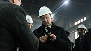 Виктор Томенко в цехе термической резки металла