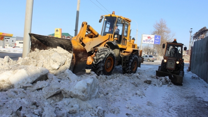 В данный момент дорожники продолжают вывоз снега с мест, наиболее подверженных подтоплению / Фото: barnaul.org