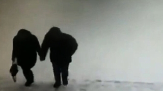 Рухнувший фасад едва не разрушил будущее пары молодых влюбленных / Фото: кадр из видео
