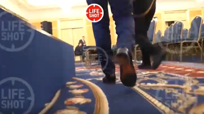 Обувь министра сравнили с "лабутенами" / Фото: кадр из видео