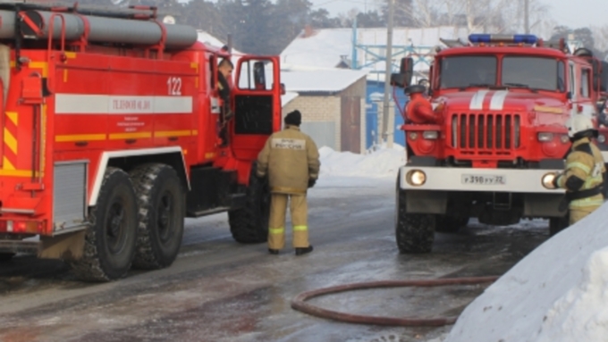 Благодаря своевременному сообщению о возгорании и организованной эвакуации, жертв нет / Фото: ГУ МЧС России по Алтайскому краю