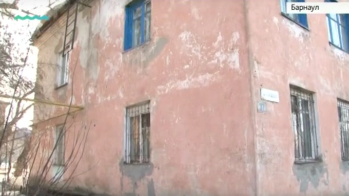 Жильцы и рады бы переехать из аварийного жилья, да только некуда / Фото: скриншот из видео