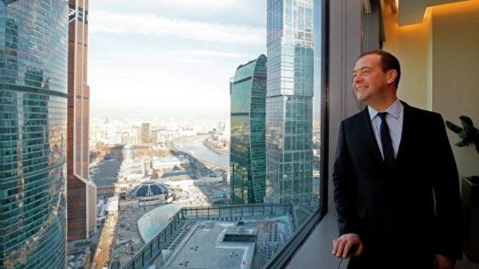 Медведев уже побывал в новом пространстве и присмотрел кабинет для переговоров / Фото: ria.ru / Екатерина Штукина