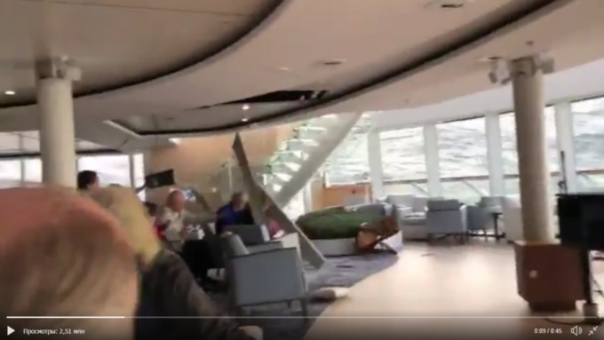 Людей и мебель постоянно бросает из стороны в сторону, рушится обшивка и падает на пассажиров / Фото: скриншот из видео