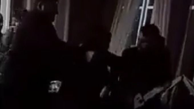 Сейчас полиция изучает видео инцидента / Фото: vestiprim.ru