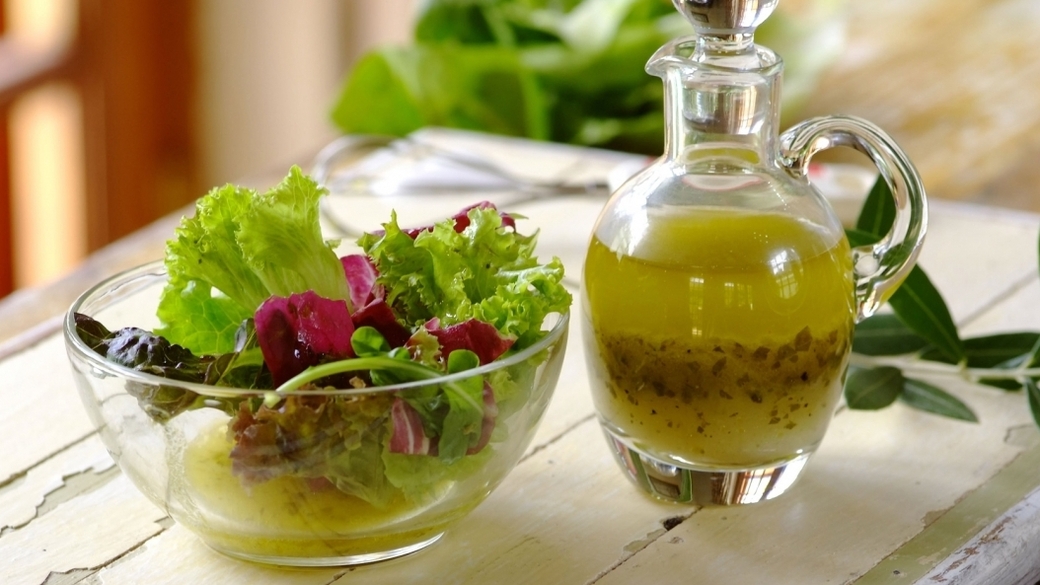 Заправка должна постоять в холодильнике, чтобы впитать все ароматы / Фото: vse-sekrety.com