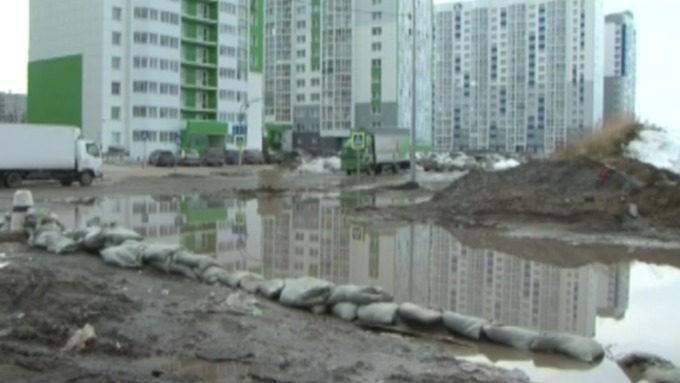 Талые воды разлились по улицам, сделав их похожими на водные каналы / Фото: скриншот из видео