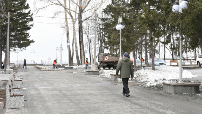 Работники МУП "Горзеленхоз" уже убираются в парке: очищают дорожки от наледи и ворошат снег / Фото: мэрия Барнаула