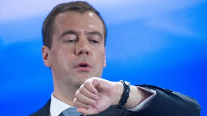 Медведев примерил умные часы российского производства / Фото: tvrain.ru