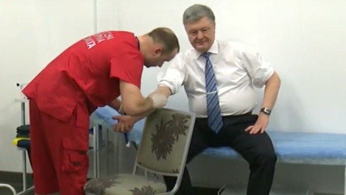 Президент Украины принял вызов и сдал кровь на НСК 