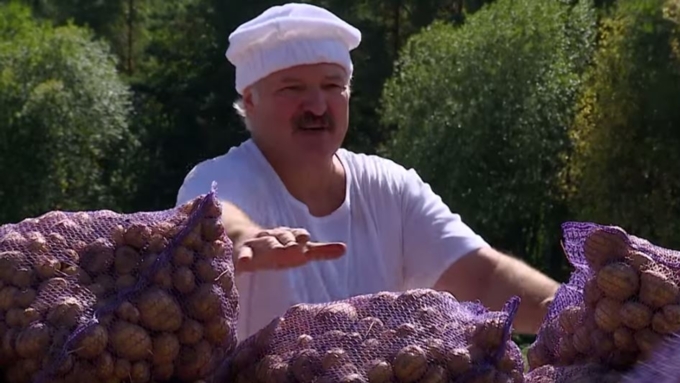 Перед Новым годом Лукашенко подарил Путину четыре мешка картофеля / Фото: tvrain.ru