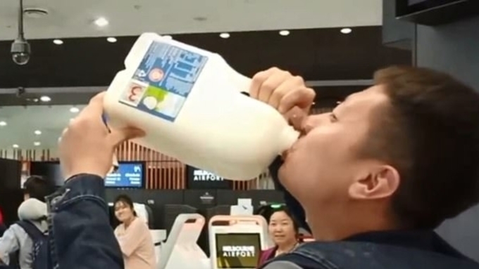 Мужчина пытался пронести через таможню 2,5-литровую канистру с молоком / Фото: кадр из видео
