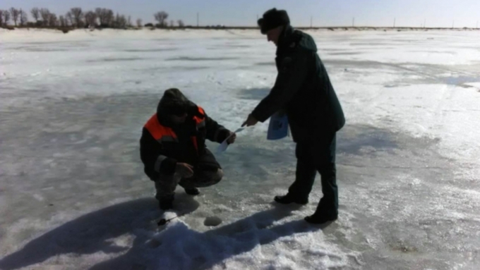 Лед на водоемах становится непрочным и рыхлым / Фото: 22.mchs.gov.ru