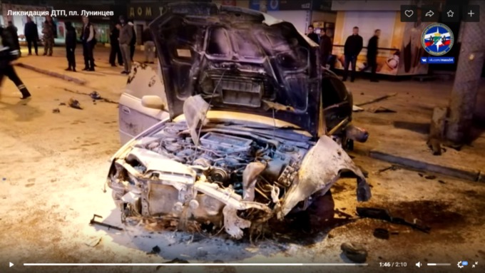 Из покореженного автомобиля людей извлекали спасатели / Фото: скриншот из видео