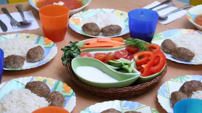 Предлагают сделать обеды и завтраки в школах и детских садах отвечающими стандартам качества / Фото: vustug-info.ru
