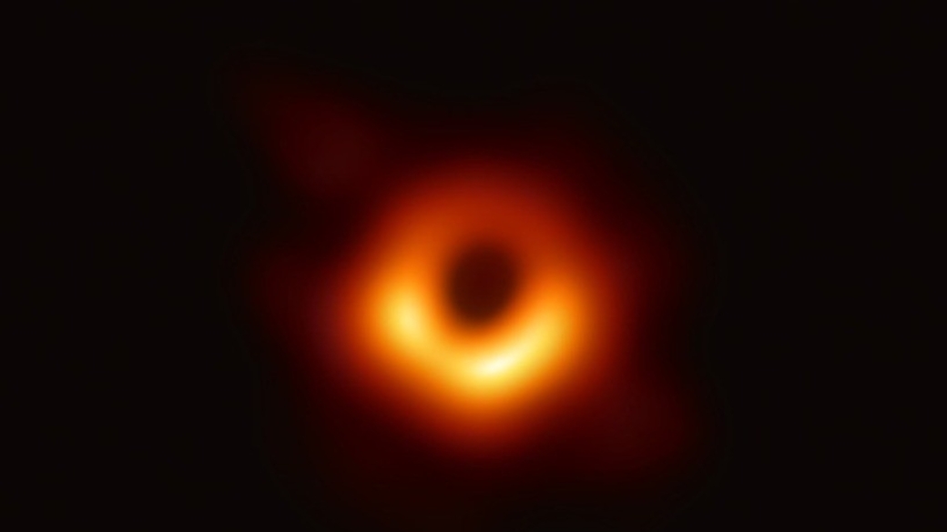 Черная дыра двигается. Черная дыра. Горизонт событий черной дыры. Первая фотография чёрной дыры. Черная дыра в небе.