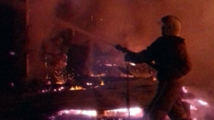 Дом и надворные постройки были полностью охвачены огнем / Фото: 04.mchs.gov.ru