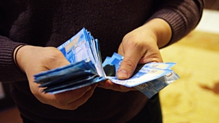 Деньги за долг / Фото: Андрей Луковский
