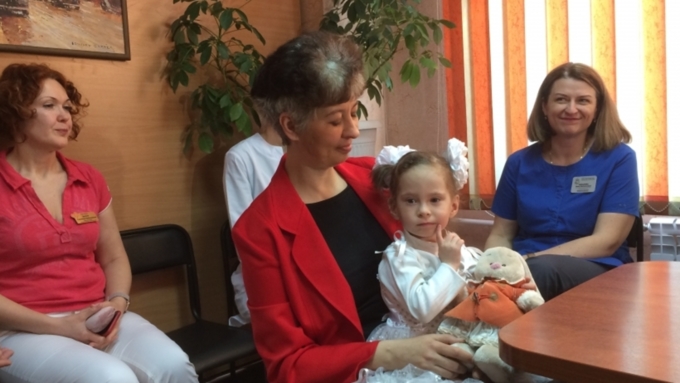 Врачи рады успехам Полины / Фото: Amic.ru / Анна Маковеева