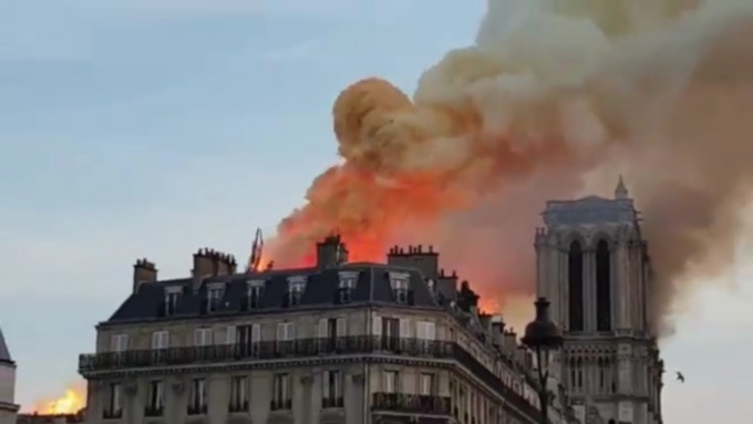 Возгорание серьезно повредило собор Парижской Богоматери / Фото: скриншот из видео