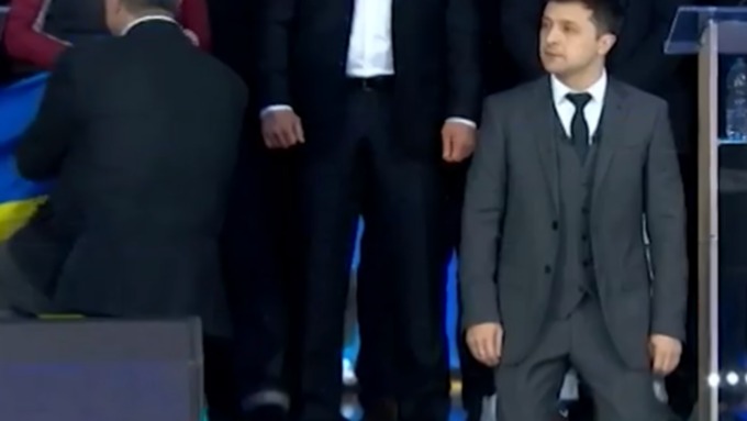 Владимир Зеленский вынудил своего оппонента по второму туру выборов преклонить колено во время дебатов / Фото: скриншот из видео