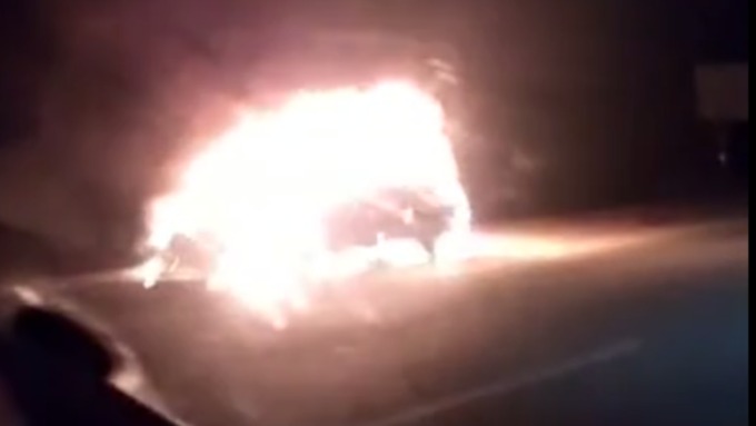 Очевидцы запечатлели на видео полностью объятый пламенем автомобиль / Фото: скриншот из видео